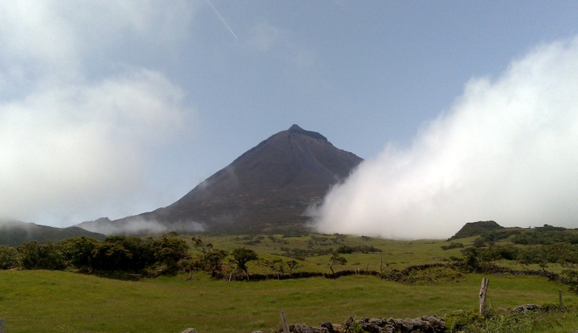 Pico unterhalb der Wolken
