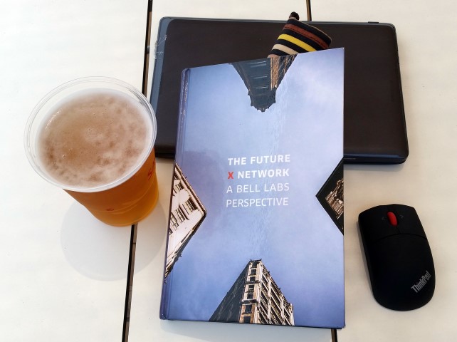 Buch lesen auf Dachterrasse