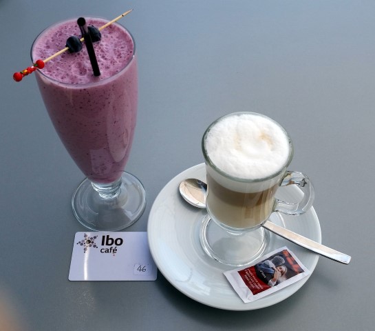 Kaffee und Erdbeersmoothie